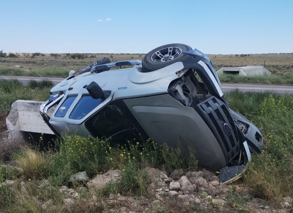 Vuelco de una camioneta en la ruta 33, km 40