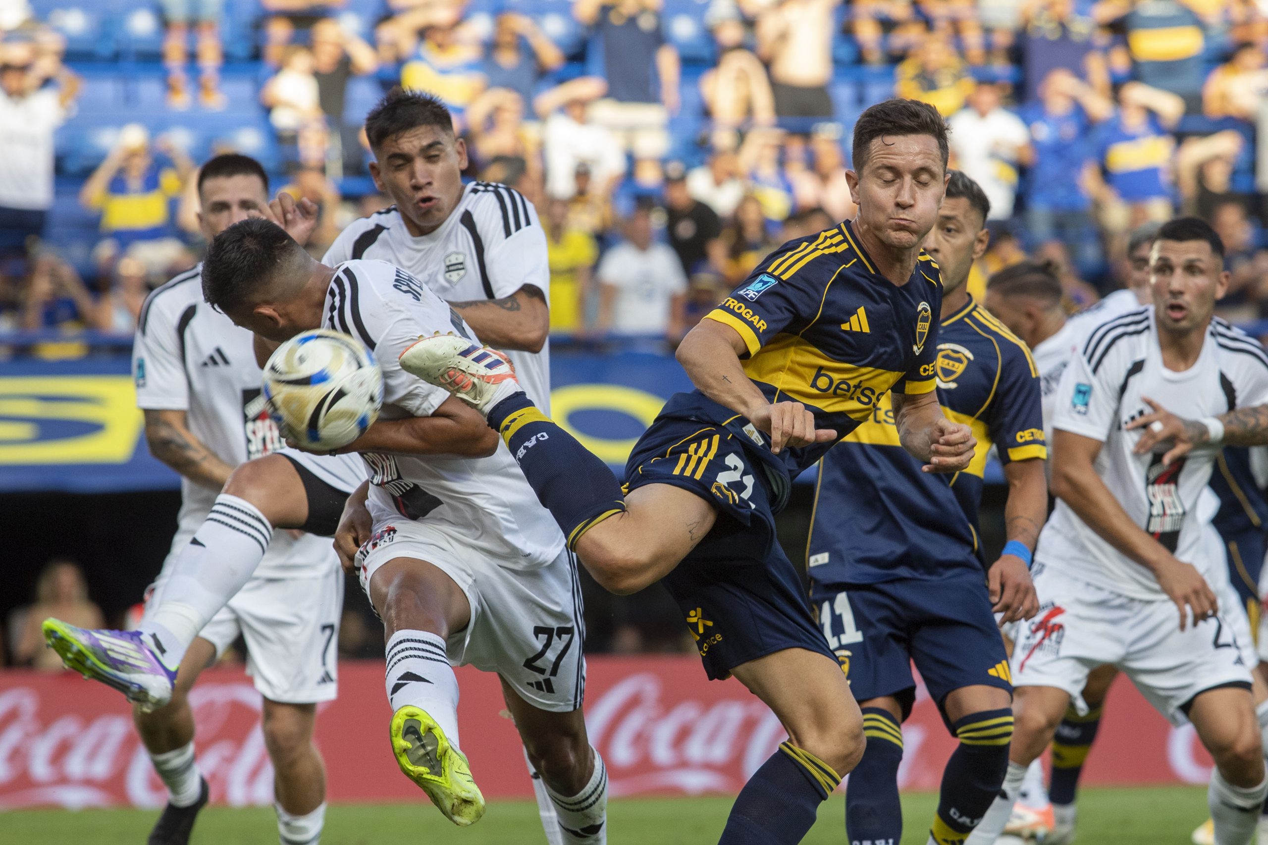 Boca debutó con triunfo ante Riestra en La Bombonera