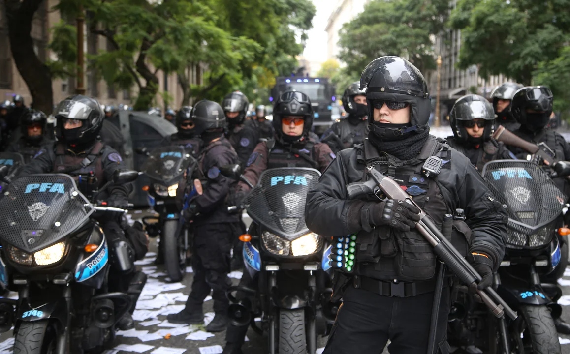 El Gobierno otorgará bono extra a fuerzas de seguridad